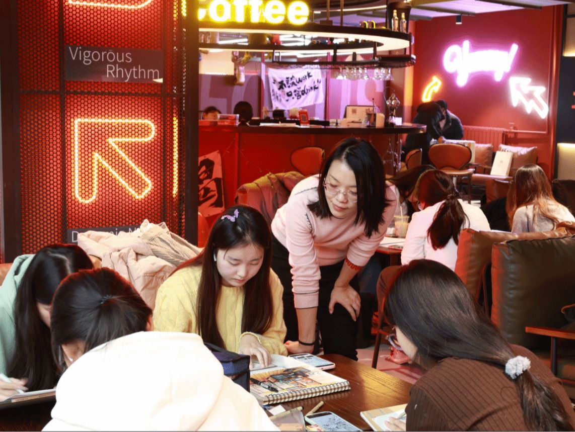 实训课堂搬进“新家” 艺术与传媒学院在教职工活动中心开展《设计表现》课程写生