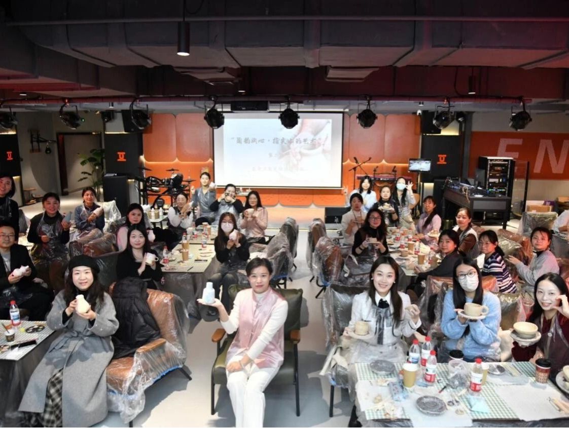 校工会举办“陶韵润心·指尖上的艺术”第二期教职工陶艺体验课